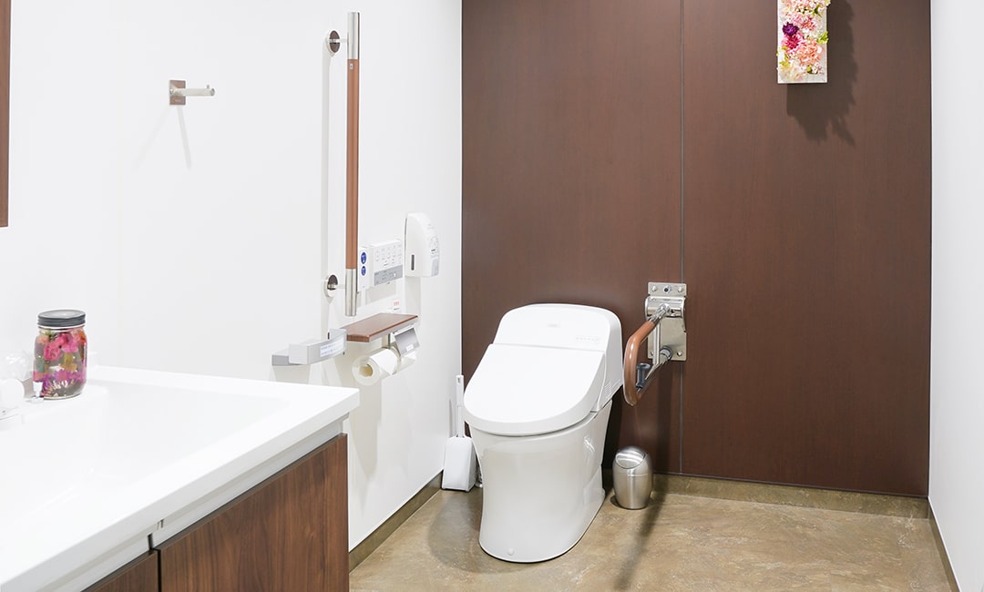 バリアフリーで車椅子対応の広いトイレ
